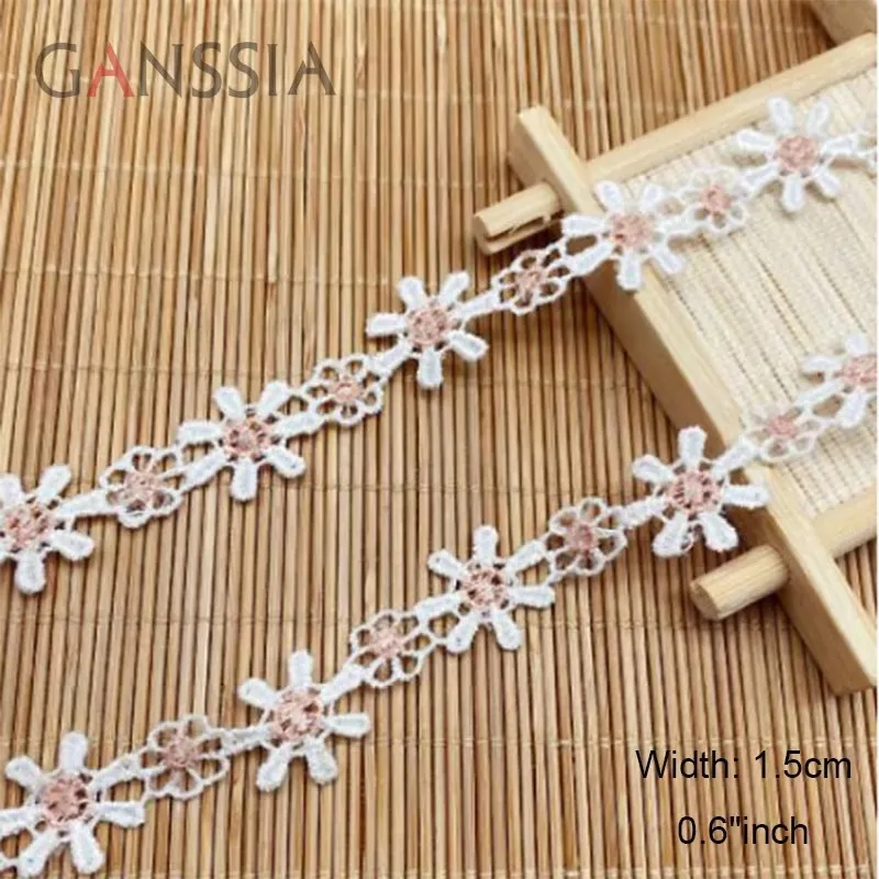 

Ширина: 1,5 см (0,6 дюйма) Новый стиль, розовые и белые полые кружева с цветочным дизайном, полиэстеровое кружево с отделкой для шитья украшения (KK-630)