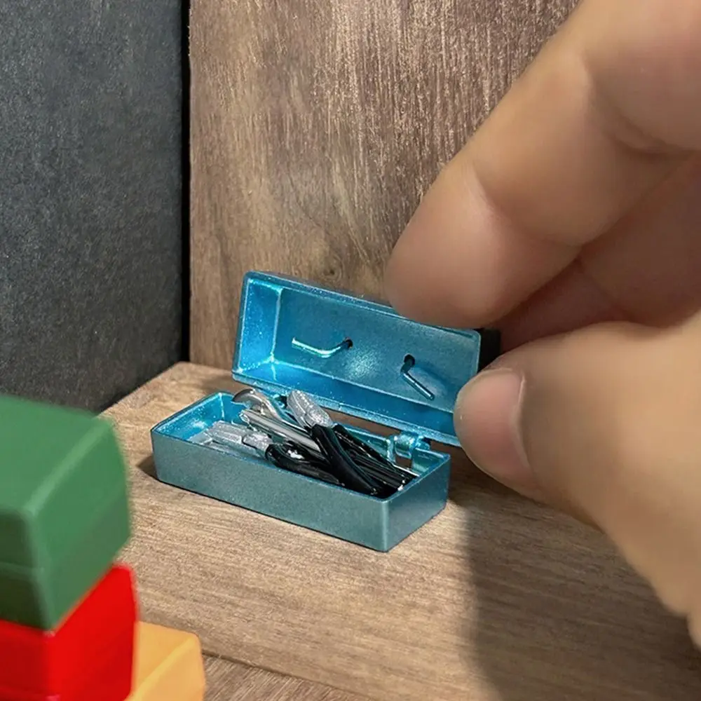 Caixa de ferramentas para casa de bonecas, escala 1:12, multicolorida com caixa de armazenamento, modelo de simulação, alça vermelha, mini ferramentas de reparo