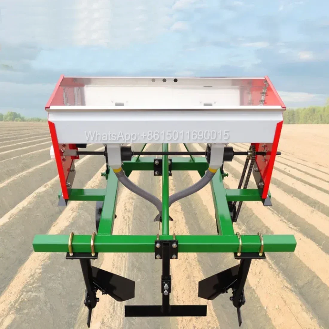 The new four-wheel tractor is equipped with ditching, fertilizing, ridge and plowing for sweet and potato farming