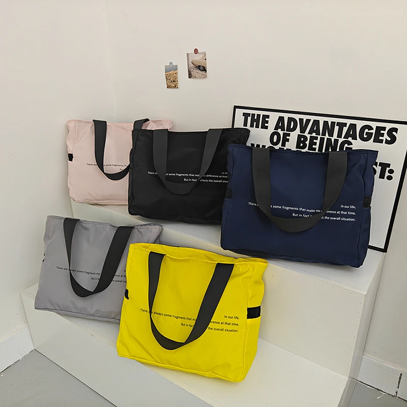 Borse Tote Casual solide di grande capacità scomparto interno morbido 2024 borse di vendita calde per borse da donna in Nylon con cerniera da donna