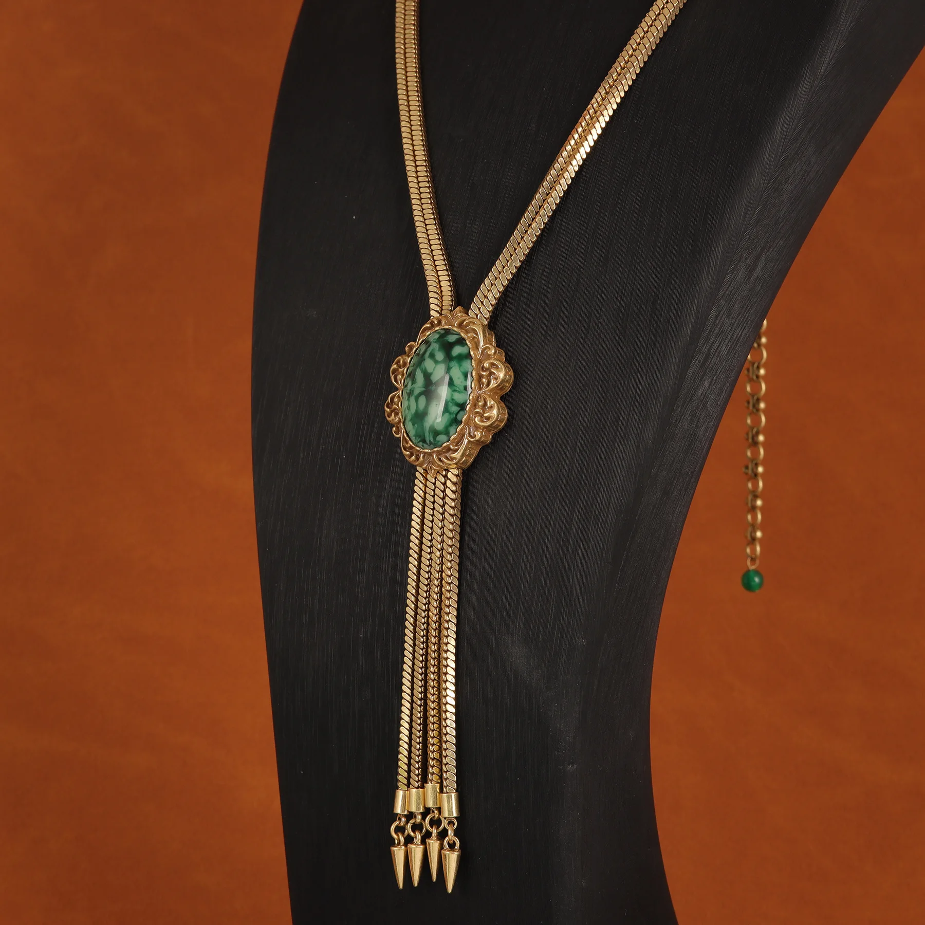 Europe and America Vintage Fashion Natural Stone Tassel Necklace, Light Luxury and Elegant Jewelry Accessory for Women