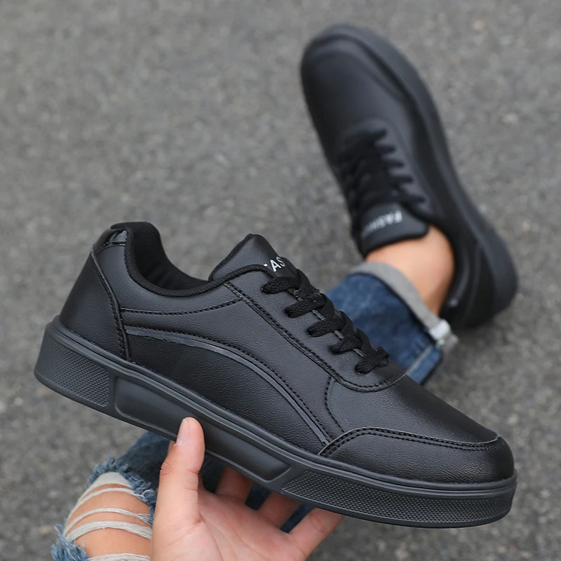 Sepatu Olahraga Potongan Rendah Hitam Putih Sepatu Skateboard Sepatu Bersol Tebal Kota Bertali Modis Cocok untuk Anak Laki-Laki dan Perempuan