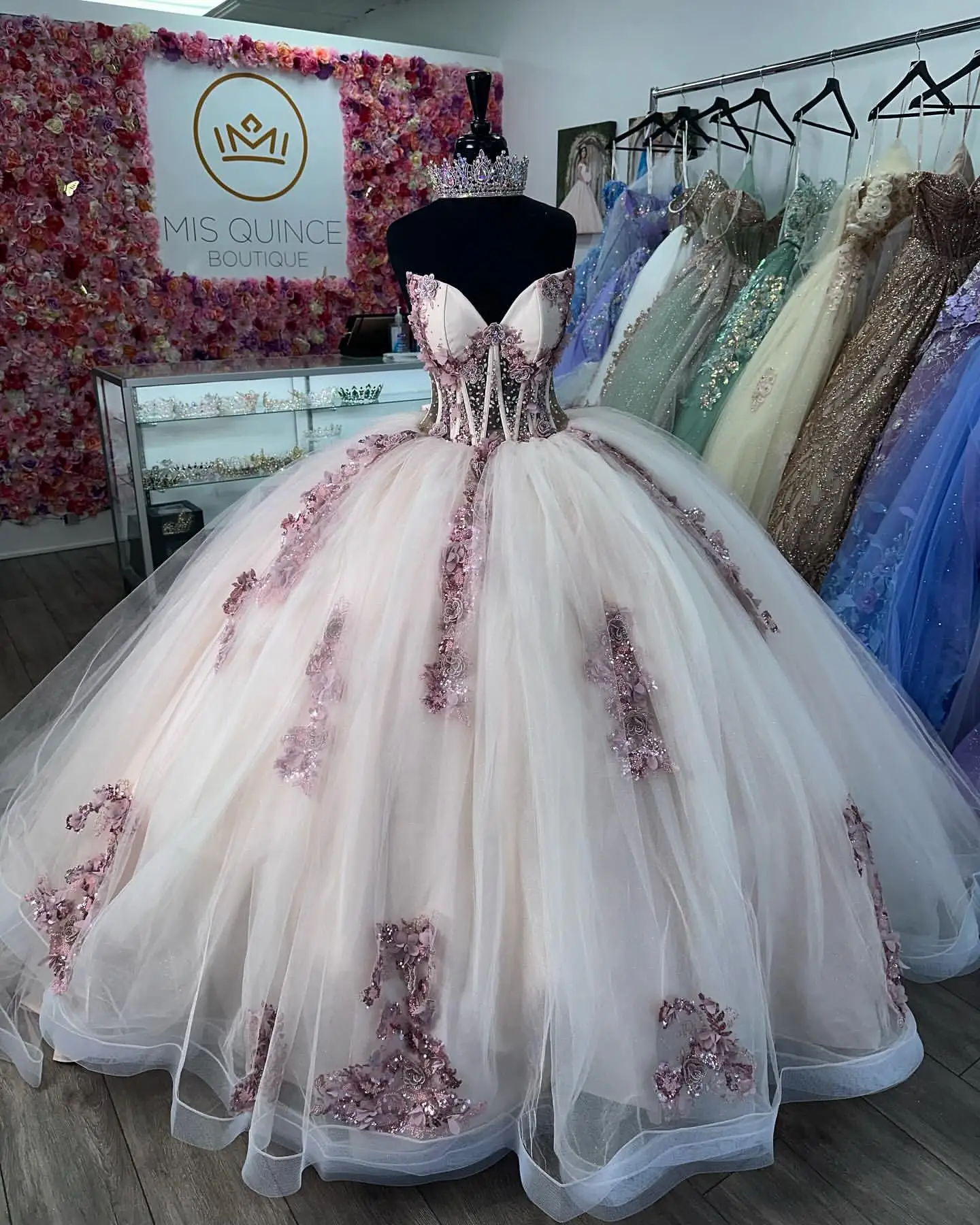 

Peach Pink 3D Flowers Corset Quinceanera Dresses for Sweety 16 18 V Neck Crystal Ball Gown Lace Appliques Prom Dresses