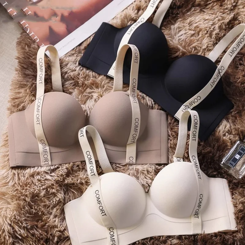 Seamless bra pulls up a small chest to make it bigger A half-cup bra without underwire nipple lifts to prevent sagging