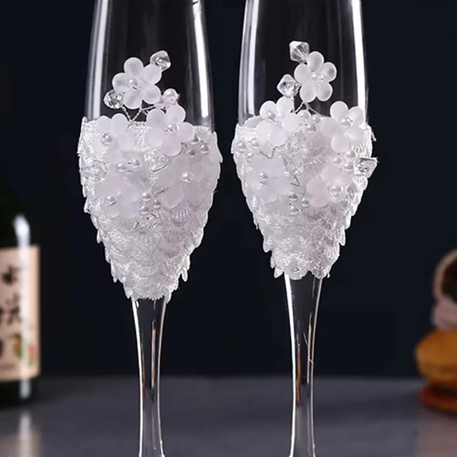 A pair of wedding champagne glasses, creative pearl decoration with white flower wine glasses, wedding season supplies
