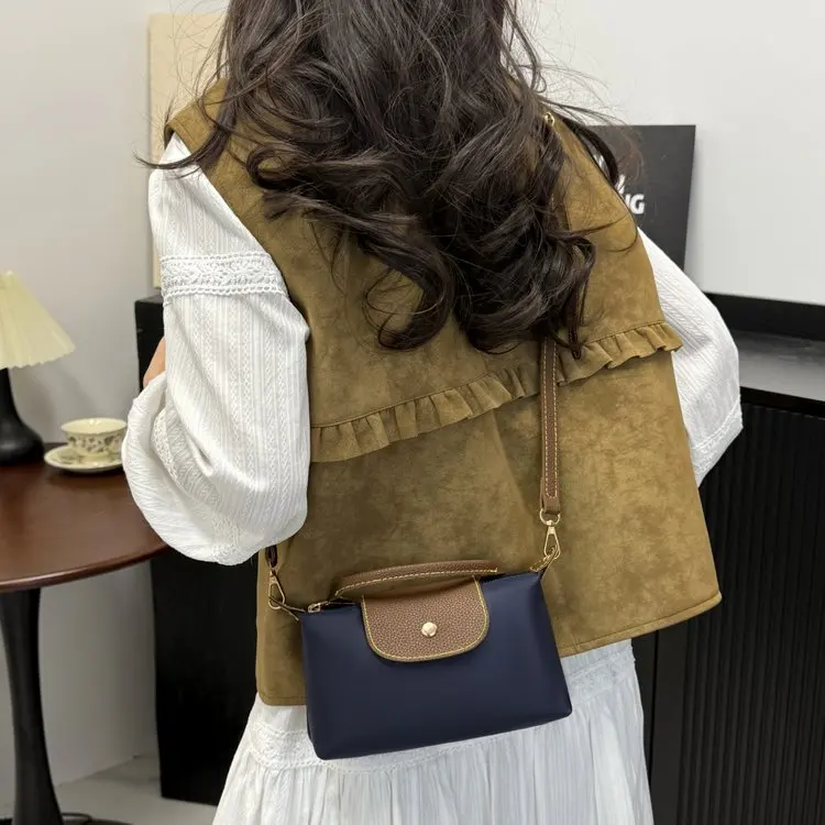 

Retro Fashion Bag Women's 2026 New High-end Shoulder Crossbody Hand Bag High-end Texture Nylon Dumpling Bag