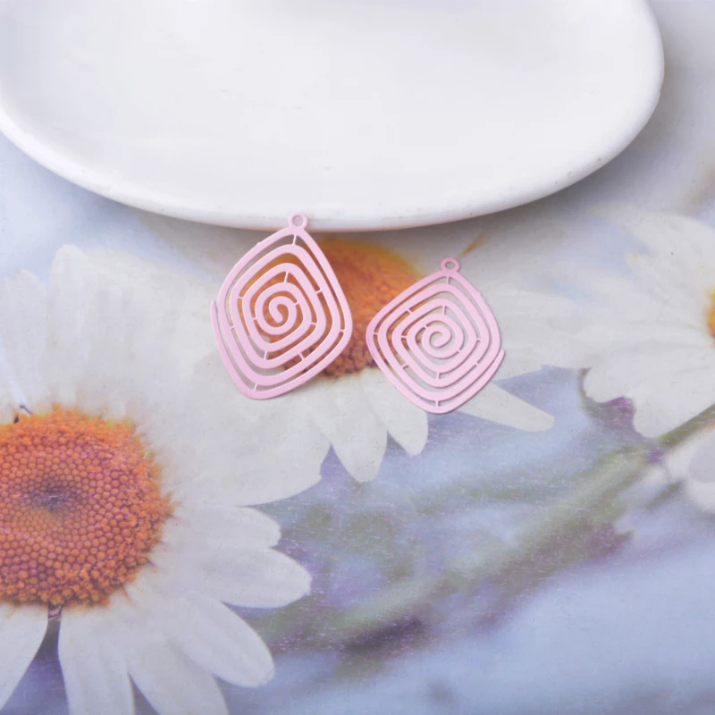 30 Stück AC15187 Messing-Schmuck-Spiralanhänger Bunte Blumenanhänger DIY Damen Ohrring Halsketten Zubehör – Detail 9