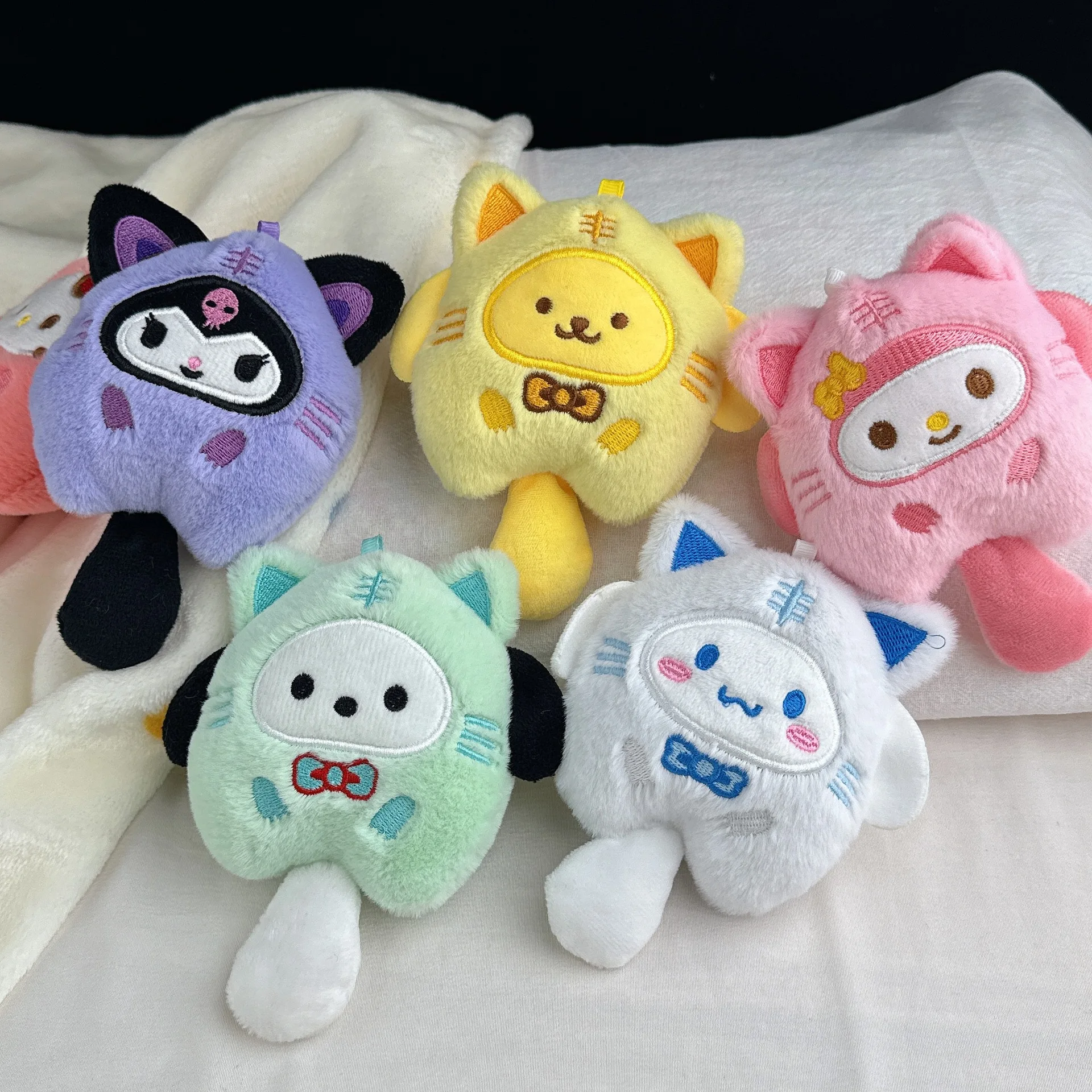 مرحبا كيتي لطيف أفخم دمية محشوة المفاتيح أنيمي الطرفية كورومي على ظهره سلسلة معلقة هدايا العيد للبنين والبنات