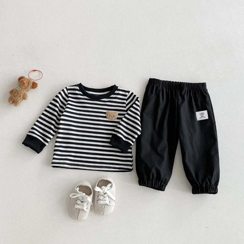 

2026 Весенний детский полосатый комплект для мальчиков и девочек, детские топы с длинными рукавами с буквенным принтом + повседневные штаны, 2 предмета, модная хлопковая детская футболка, костюм