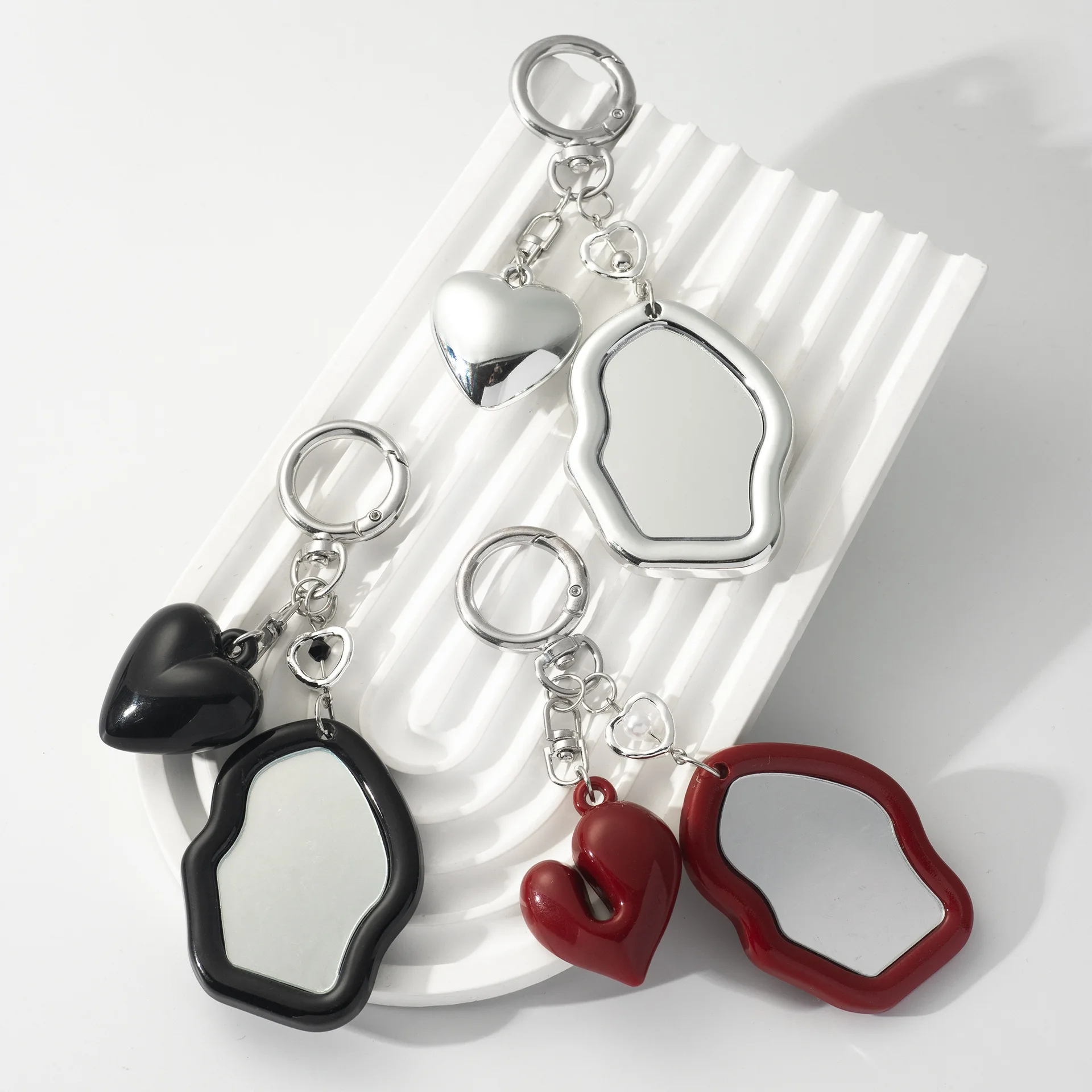 

Simple Red Keychain Mirror Sweet and Exquisite Temperament Car Keychain Headset Backpack Mobile Phone Decorative Jewelry Gift