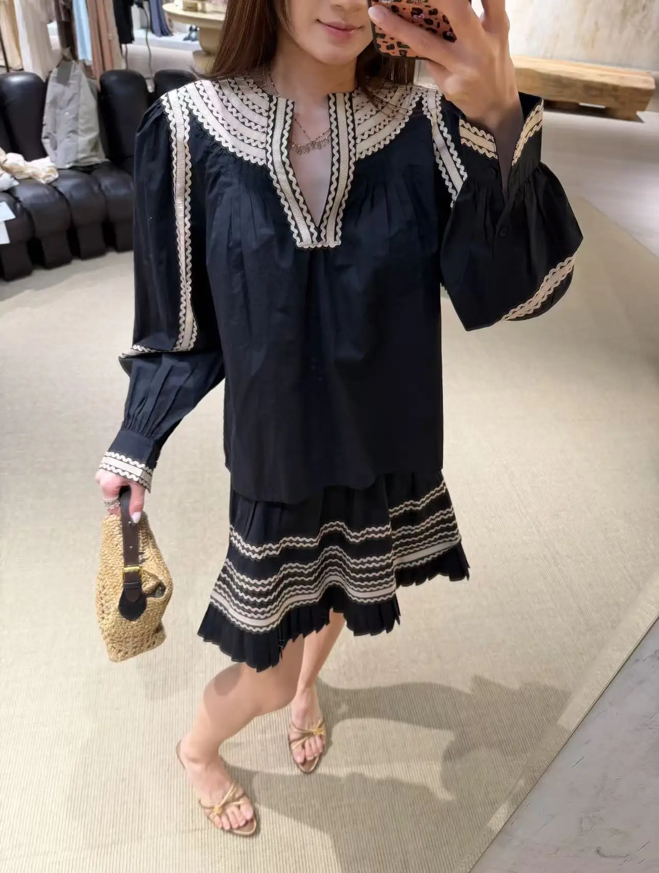 

Elegant V-Neck Embroidered Long Sleeve Cotton Shirt Ethnic Style Loose Fit Women's Premium Feeling Spring Summer New Arrival