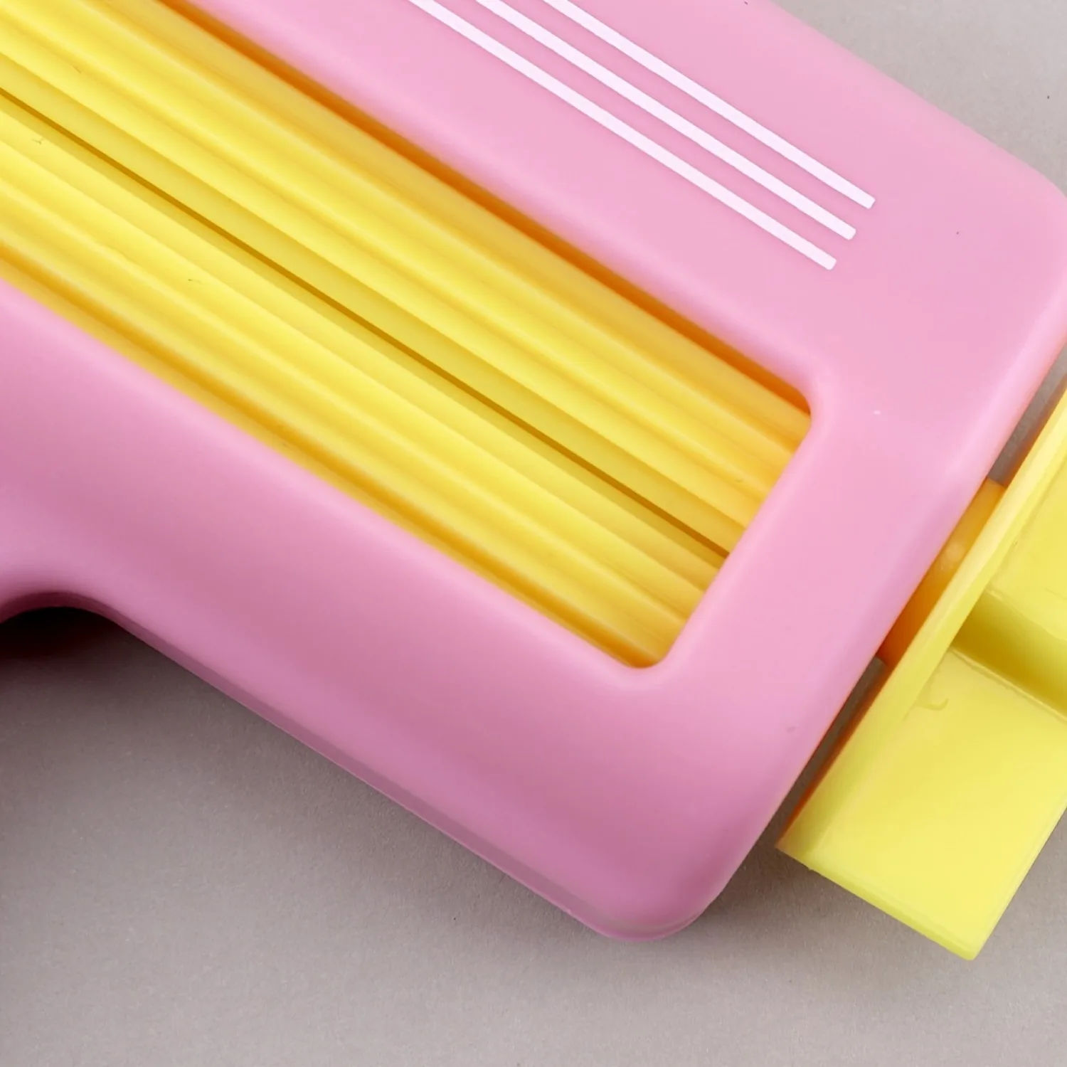 Stripe Pattern Plastic Embosser – Durable Crafting Roller for Enhanced Paper Textures, Back-to-School Projects & Stationery