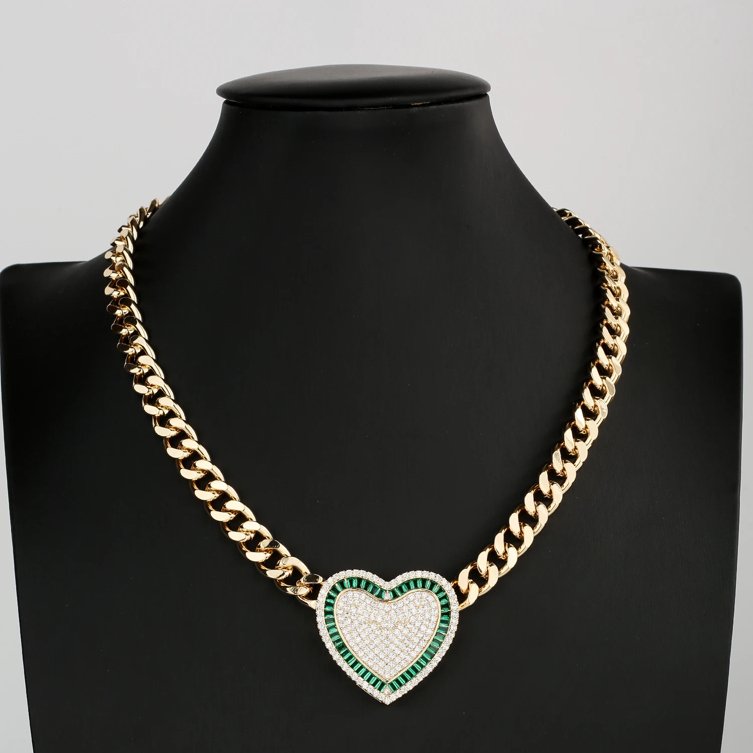 

Fashionable love pendant green style heart width 3.5 cm high 3.3 cm very suitable for parties and anniversary gifts