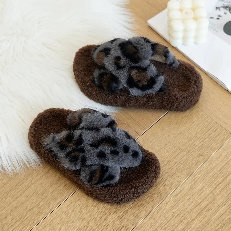 

2026 Winter New Children's Shoes, Girls' Fashion Leopard Pattern Comfortable Plush Slippers, Cross Belt Warm Slippers