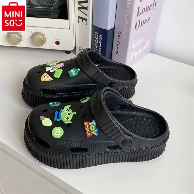 MINISO 2024 baru pakaian luar musim panas sol tebal antiselip sandal pantai dan sandal wanita kartun Coolomi lucu lubang sepatu