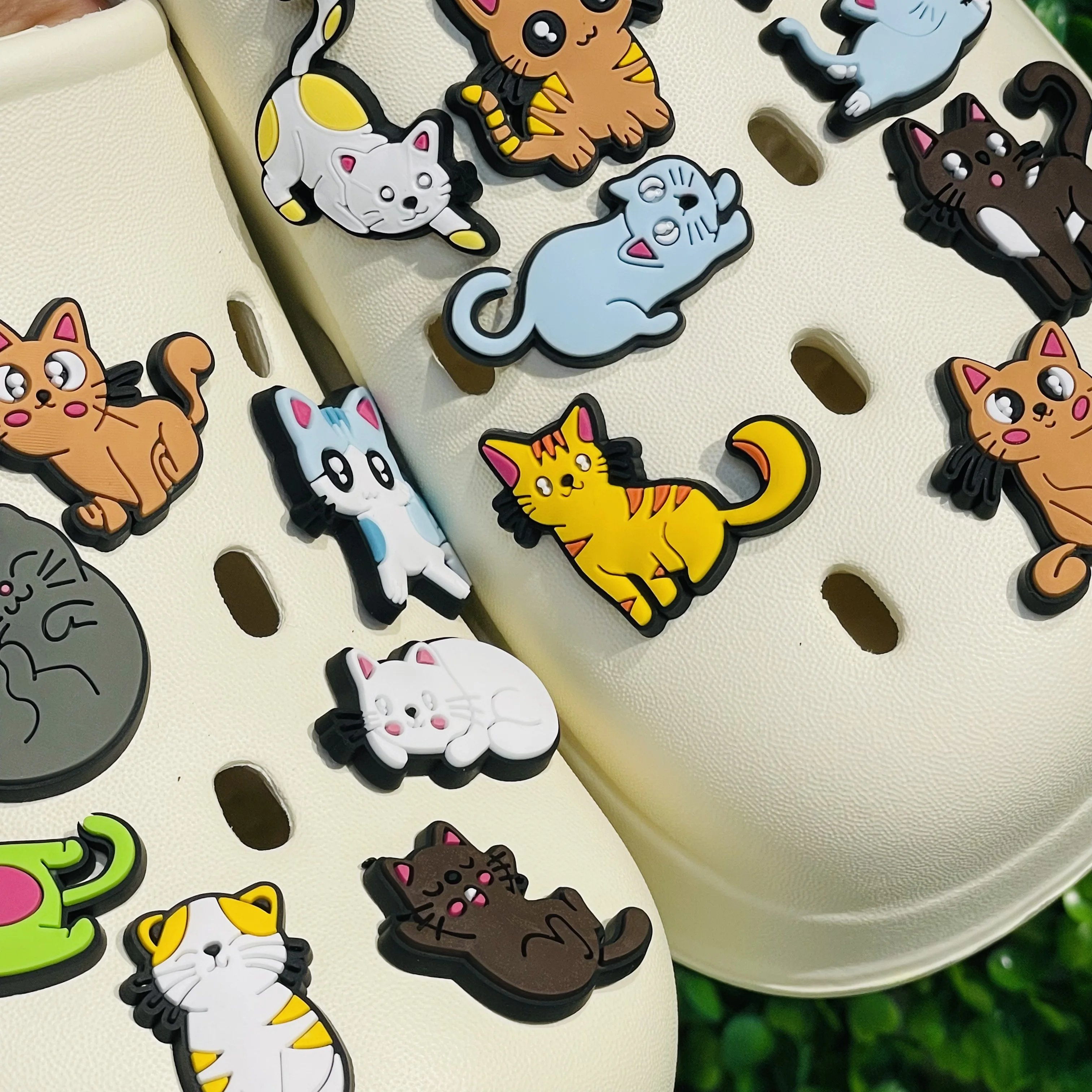 New Arrival 1-16pcs PVC Cute Cartoon Shoe Charms Kawaii Cat Sandals Decoration Garden Slipper Shoes Accessories Kid Party Gift