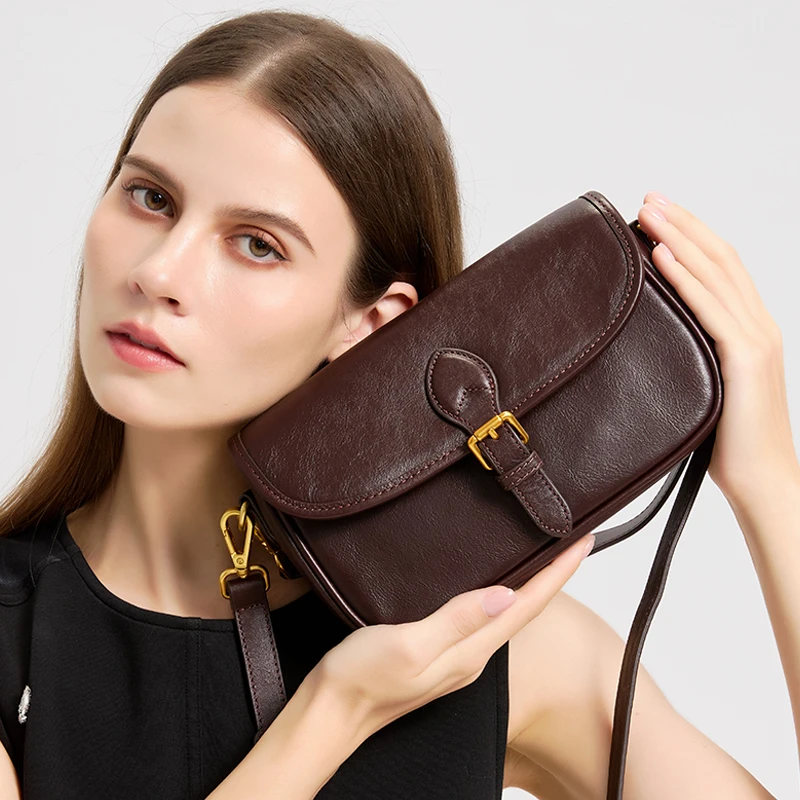 

2025Новая осенне-зимняя блестящая ручная маленькая квадратная сумка, компактная и легкая, подходит для покупок, работы и поездок на работу.