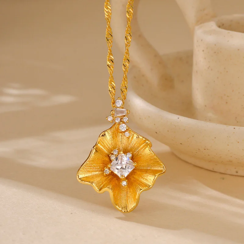 

Роскошная женская цепочка на ключицу с подвеской из чистого золота 24K 9999 пробы, выполненная в технике плиссированной проволочной резьбы.