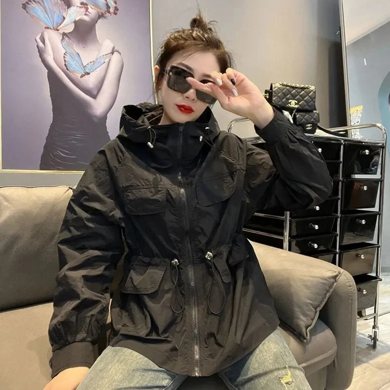 Sportliche kurze Kapuzenjacke für Damen, lässig, einfarbig, Reißverschluss, lockerer Sommer, neuer Stil, Sonnenschutz, Oberbekleidung, Polyesterfaser