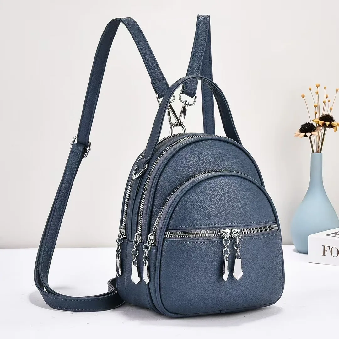 Ein hochwertiger multifunktionaler kleiner Rucksack für Damen, eine neue Mini-Handtasche in Uni-Farbe, im lässigen Schulstil. – Detail 7