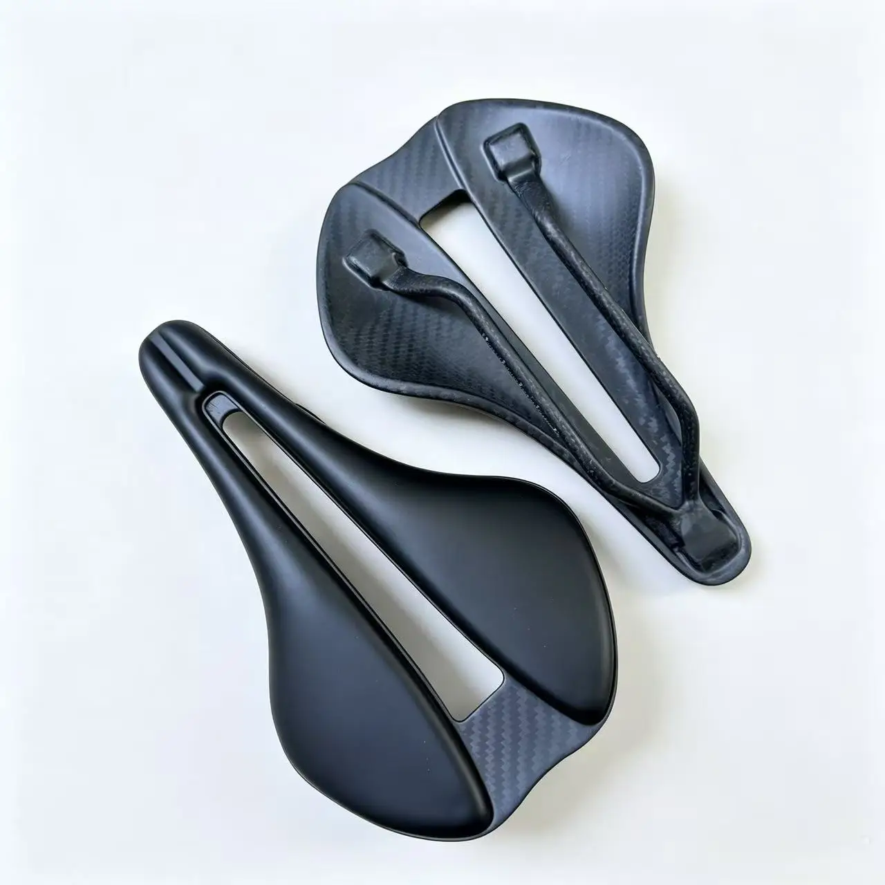 T1000 Carbonfaser-Rennradsattel, kurze Nase, 240 x 155 mm, ergonomisches Design, ultraleicht, 110 g, Fahrradsattel für Mountainbikes. – Detail 6