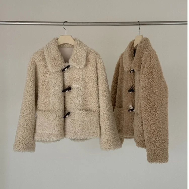 ショート丈レディースジャケット 秋冬新作 おしゃれ ゆったり ボタン付き ラムファー襟 ポケット付き 暖かいコットン トップス 通勤スタイル 長袖