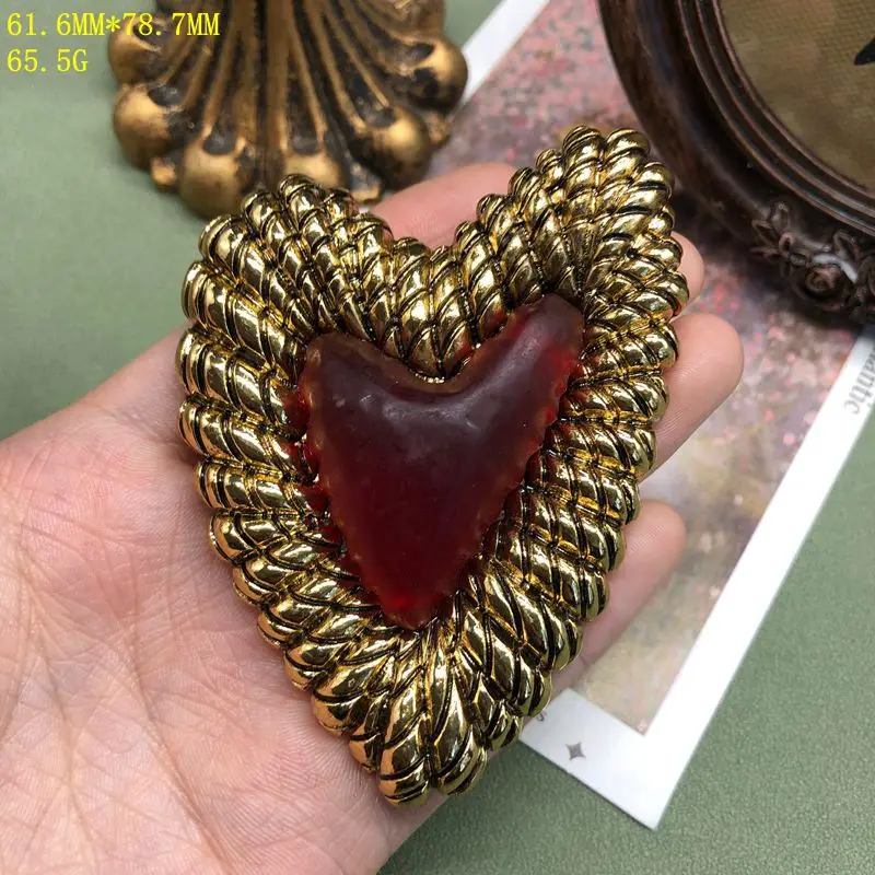 

Women's Geometric Heart Baroque Brooch Fashionable 2026 Style