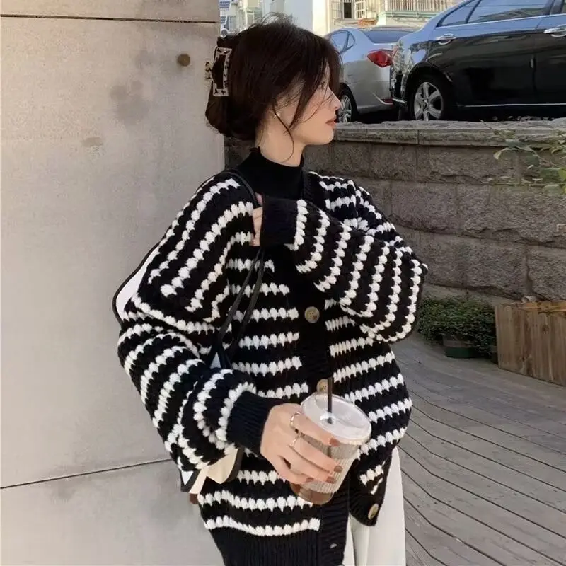 Spring and Autumn Women\'s Striped V-Neck Knitted Loose Single Breasted Cardigan Screw Thread Fashion Casual Formal Tops