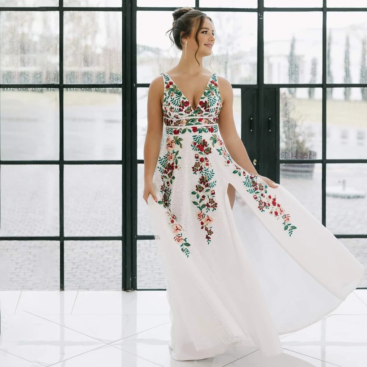 فستان زفاف ملون مطرز بالزهور على شكل حرف V بفتحة عالية مخصص بدون أكمام ماكسي كامل الطول فستان زفاف طويل على شكل زهور برية