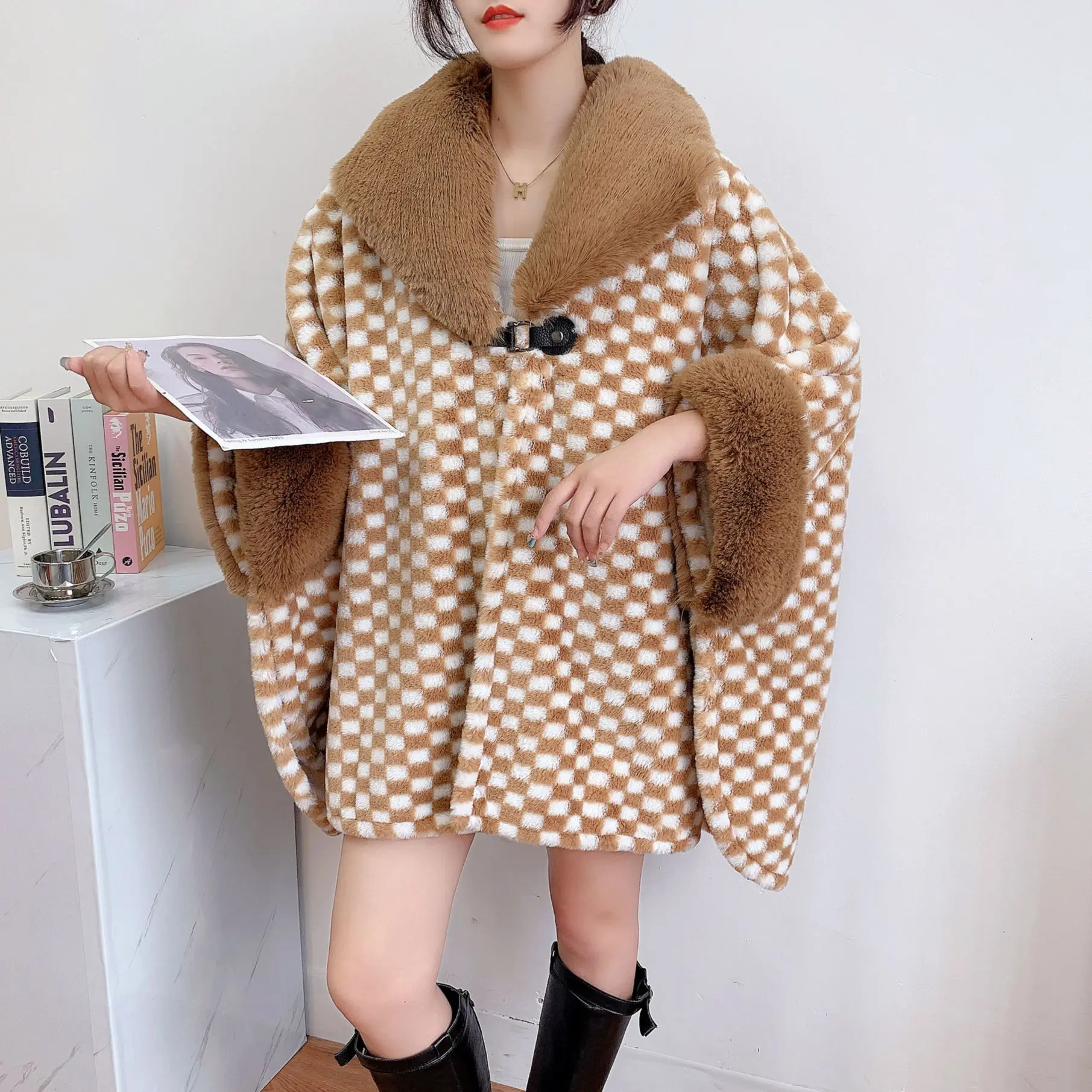 

2022 Winter Thick Long Poncho Loose Shawl Tassel Coat Women Batwing Sleeves Plaid Outer Street Wear Capes Big Fur Collar Cloak