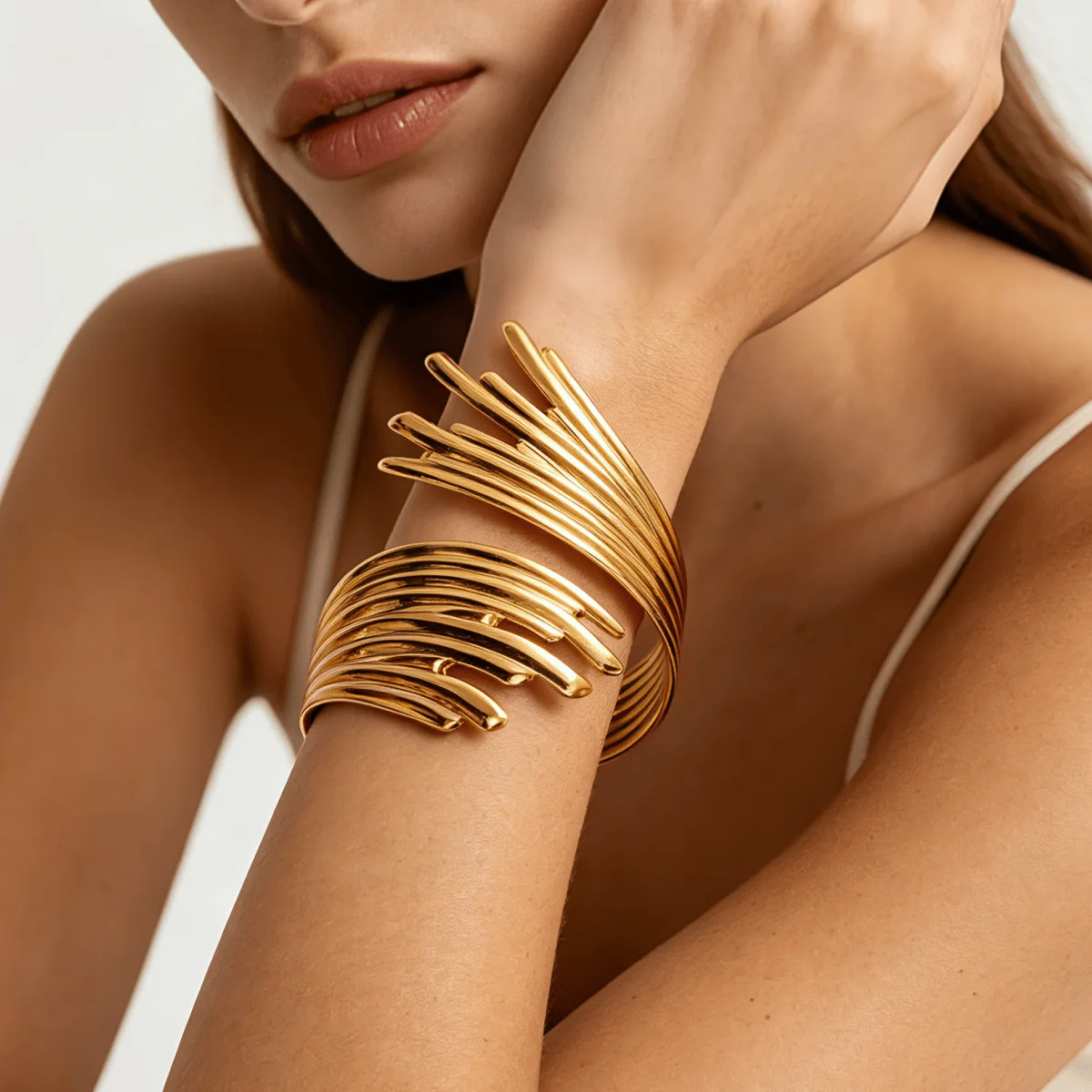 Punk-Armbänder mit kräftiger Textur und Flügelmotiv für Damen, goldfarben, Edelstahl, Statement-Armreif, Ästhetischer Hochzeitsschmuck