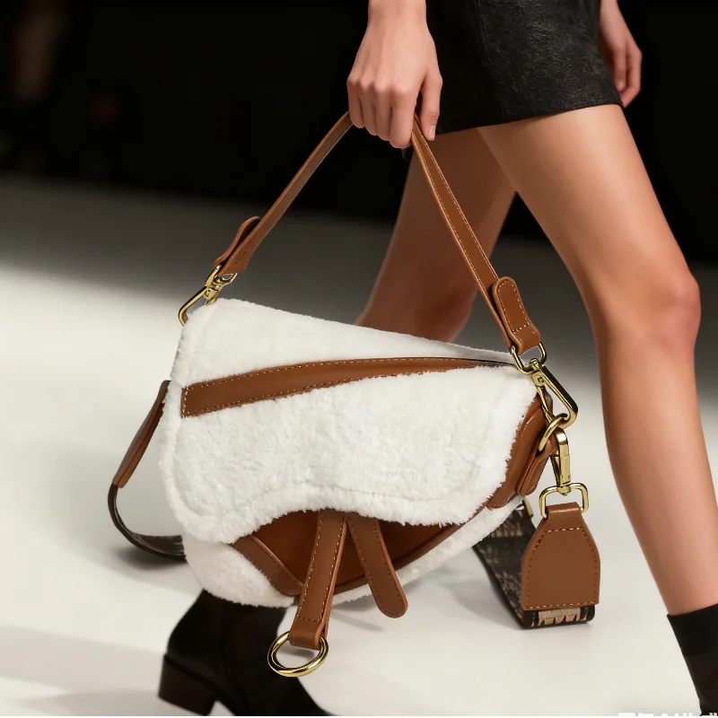 

Classic Retro Plush Saddle Bag Lambswool & Leather Splicing Wide Strap Handbag Shoulder Bag Shearling Crossbody Purse For Women