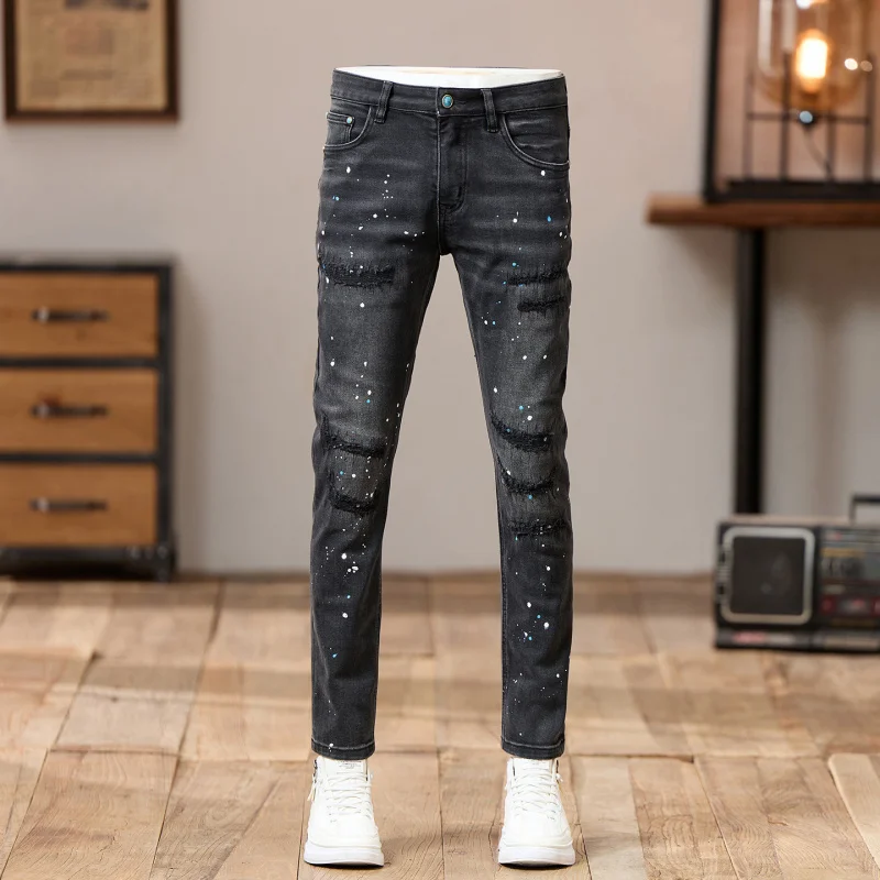 Jeans da uomo con toppe strappate nere grigie con street style, stampa a pois con vernice retrò americana cool e trendy, pantaloni slim fit a gamba piccola