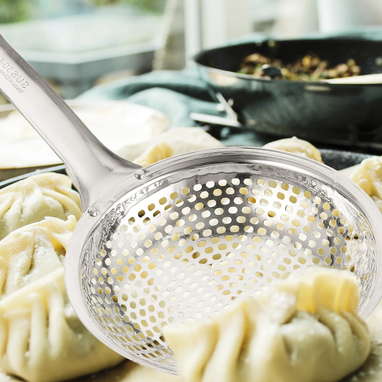 

Stainless Steel Strainer Skimmer Slotted Spoon Kitchen Tool Heat Resistant Handle Cooking Skimmer for Frying Vegetables Meat