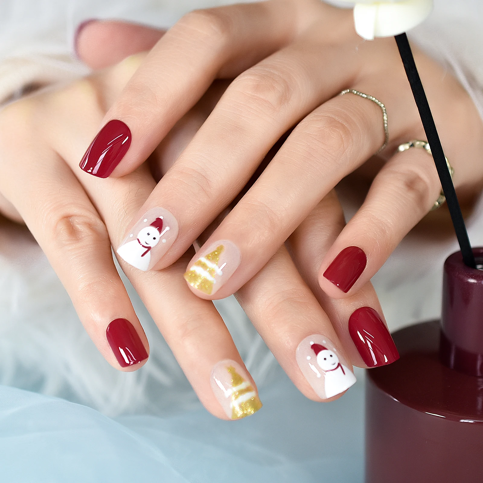 Christmas Gift Snow Man Pattern With Christmas Tree Red To White Press On Nail Tips Short Squoval Fake Nails Art Full Coverage