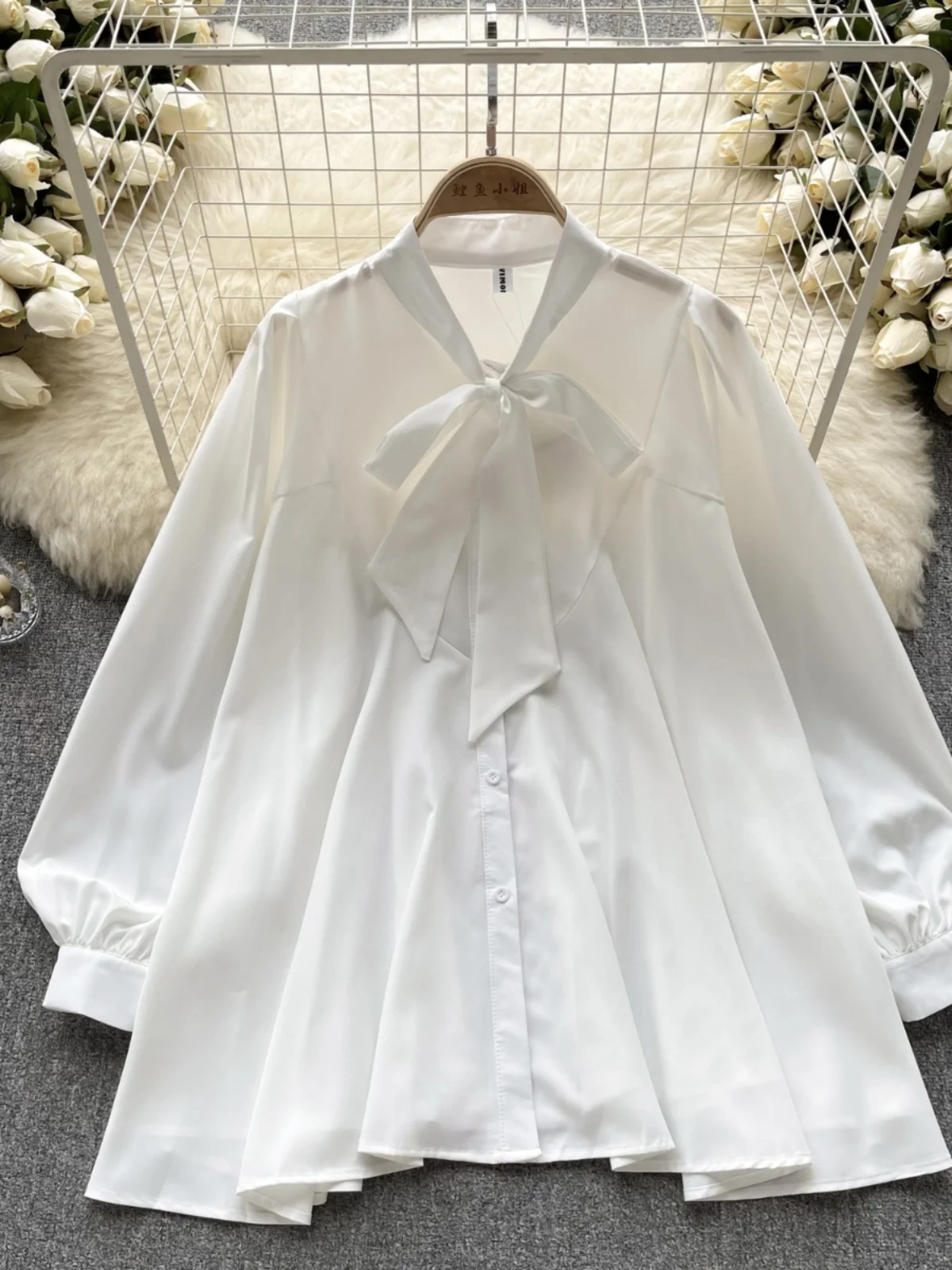 قميص نسائي بأكمام طويلة بتصميم فضفاض على الطراز الرجعي مع عقدة فراشة، قطعة علوية فائقة الأناقة بأسلوب كوري عصري للعمل #2