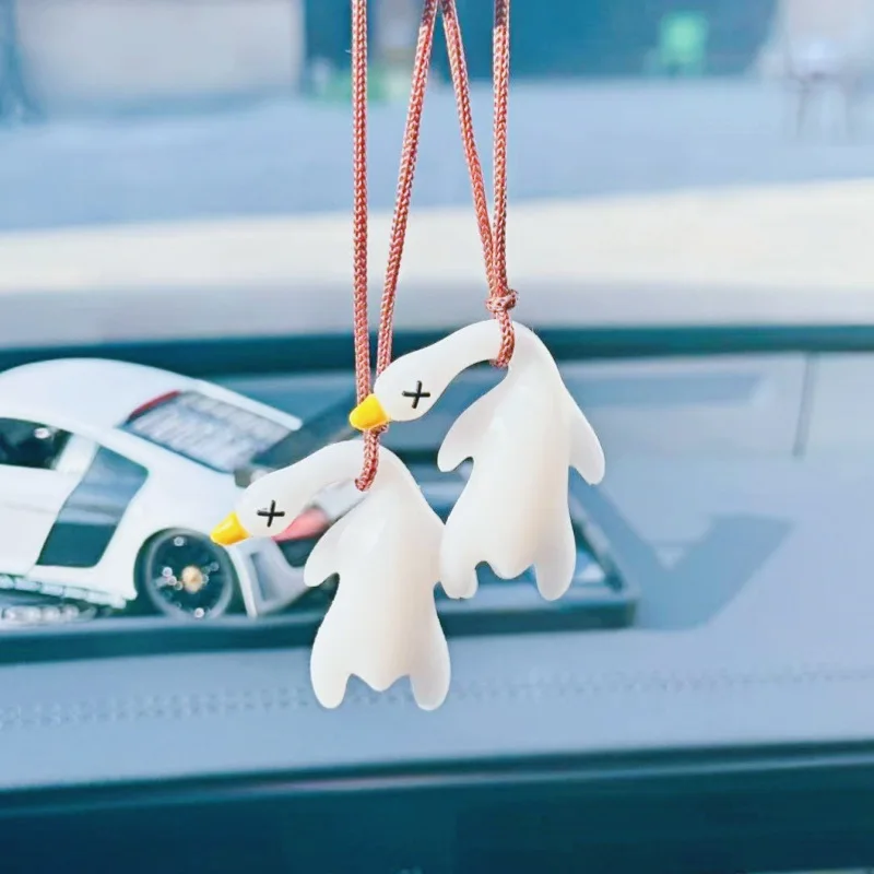 1/2Pcs Car Rearview Mirror Roasted Duck Pendant Color Changing UV Photochromic Simulation Duck Sunlight Hanging Decoration