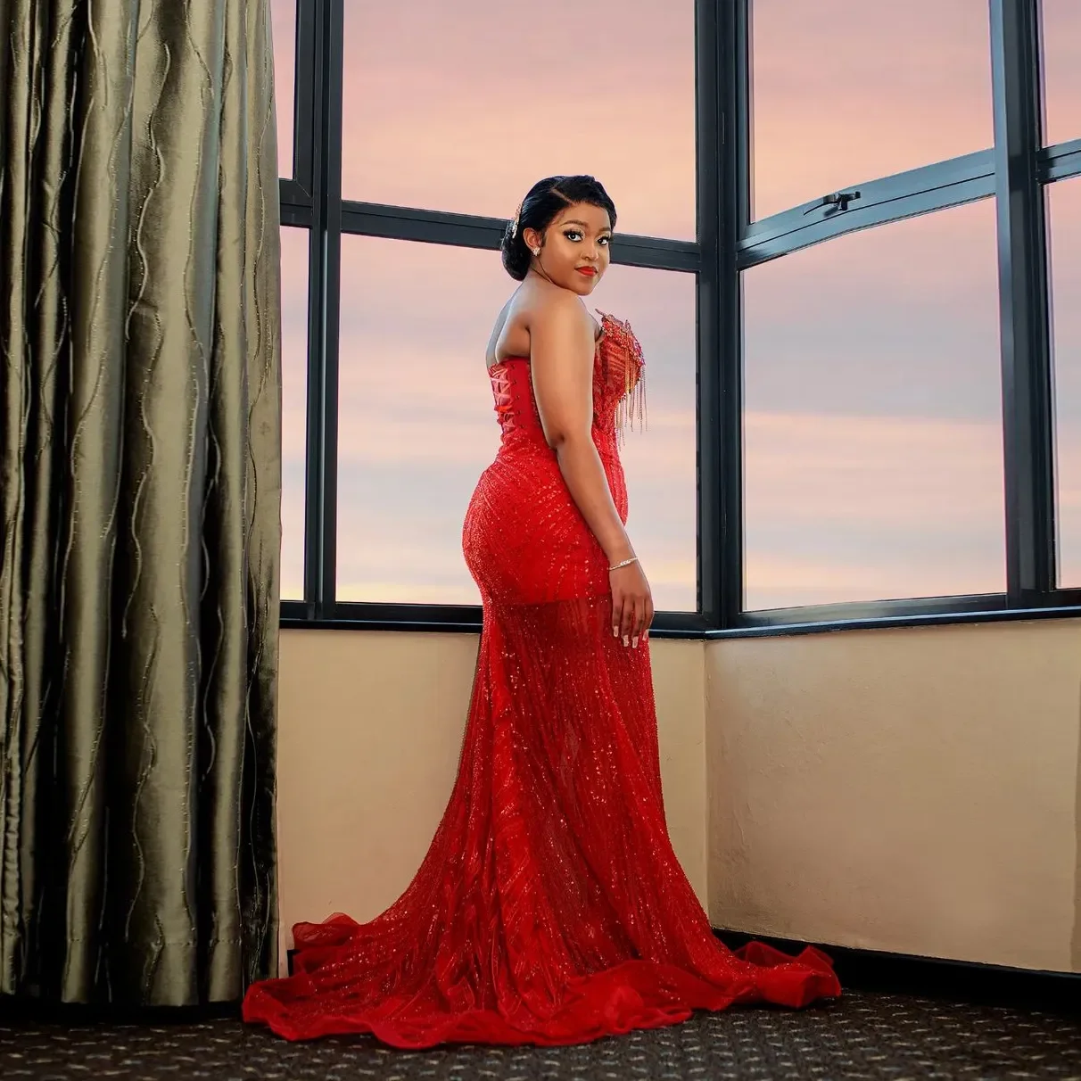 高級レッドマーメイドウエディングドレスストラップレスビーズクリスタルタッセルイブニングドレスサイドスプリットセクシーセレブパーティードレスカスタマイズ