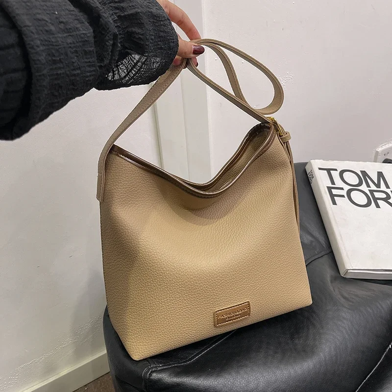 

2024, новая однотонная женская сумка через плечо из искусственной кожи на молнии, модная модная сумка с мягкой строчкой, модная легкая сумка на плечо