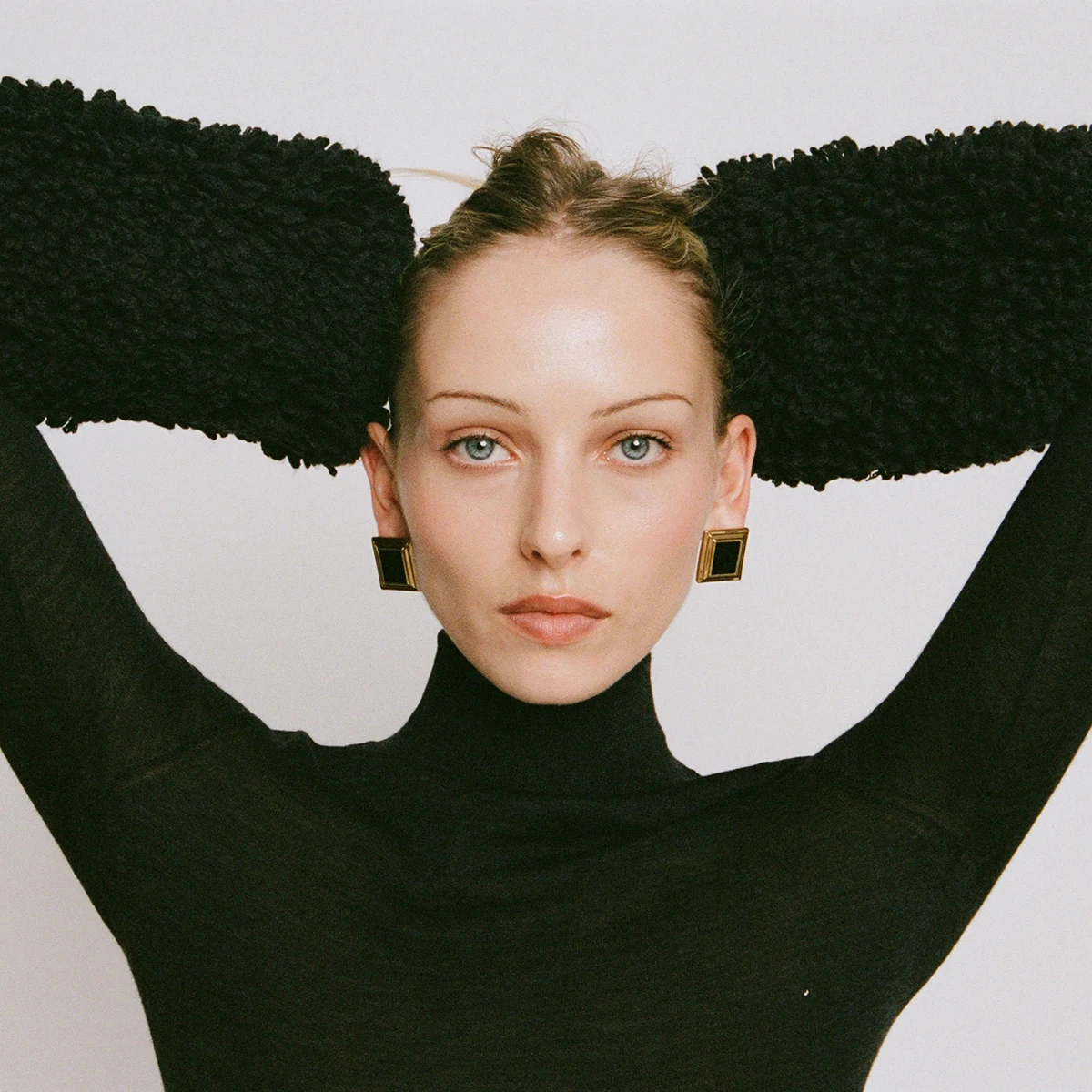 

AIKOER Retro 18K Gold Color Plated Stainless Steel Agate Ear studs Ribbed Square Geometric Earrings Women's Jewelry Gift for Her