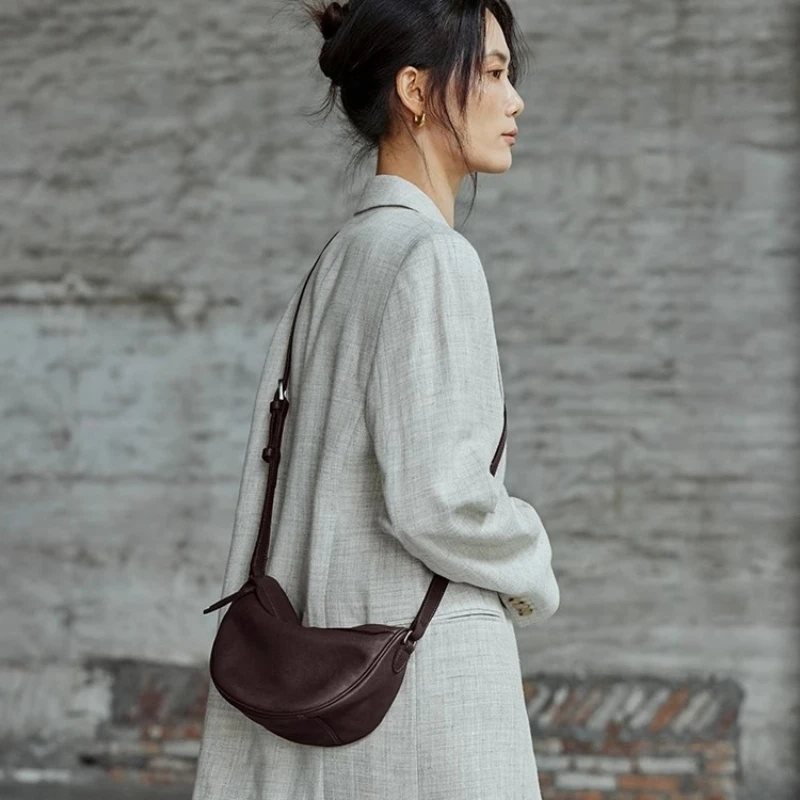 

QIUZHEN Vegetable-Tanned Full-Grain Cowhide Crescent Bag Vintage Mini Crossbody Bag for Women