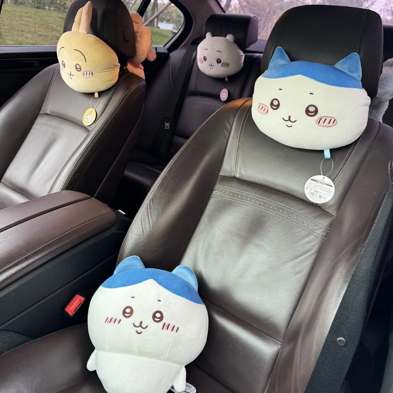 

Kawaii Miniso Chiikawa Car Headrest Hachiware Usagi Cute Anime Backrest Headrest Girl Birthday and Holiday Gift