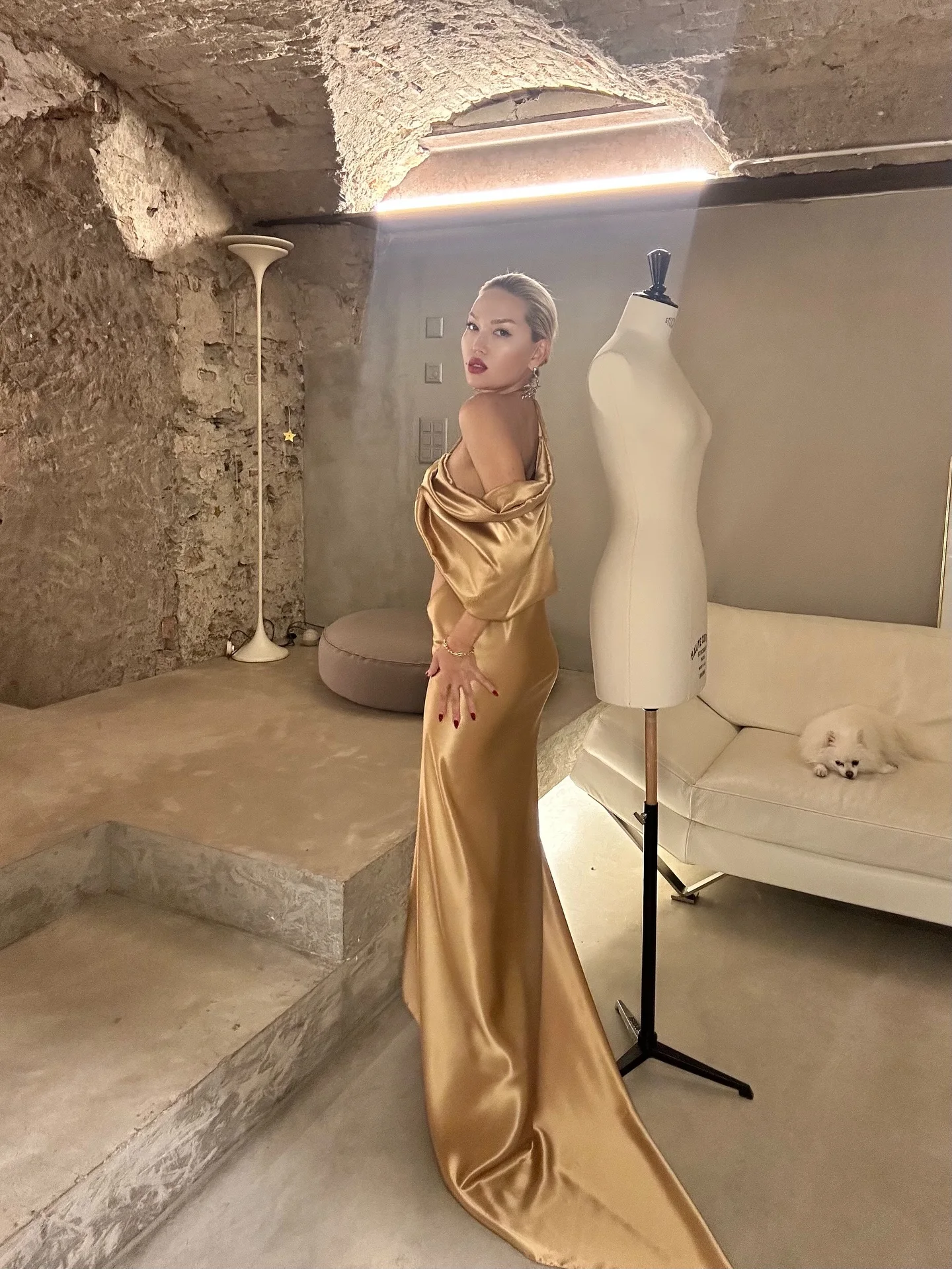 Vestido de noite longo sexy de cetim dourado fora do ombro com decote em V profundo e cauda, vestido de baile formal bodycon para mulheres ombro franzido