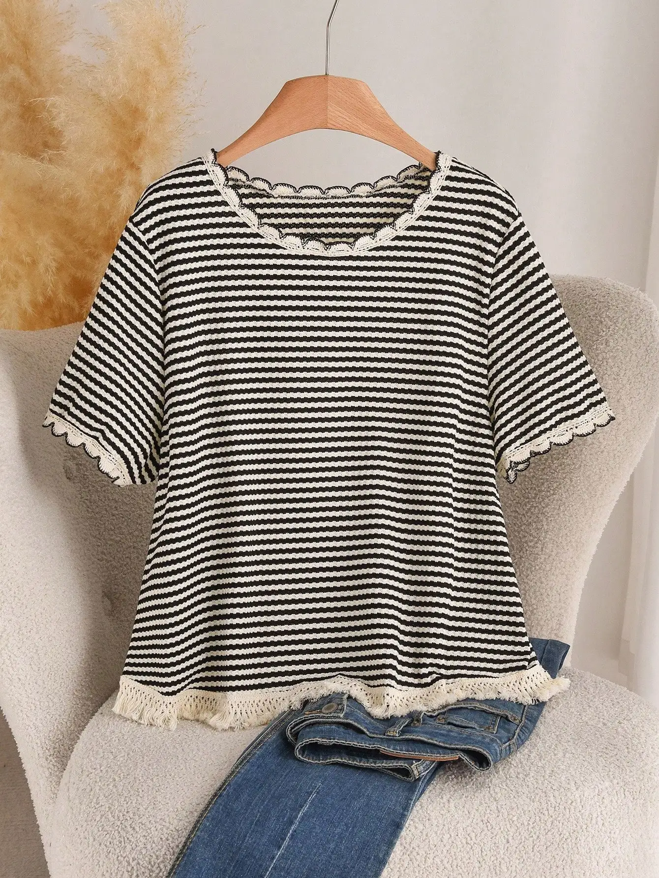 

Женская футболка свободного кроя в полоску с круглым вырезом и кружевной отделкой больших размеров