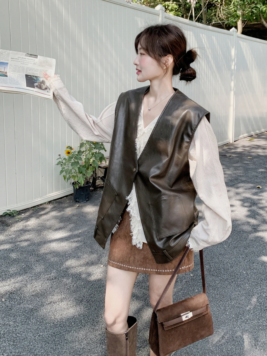 

Ретро-комплект: жилет из искусственной кожи и рубашка с кружевной отделкой на одной пуговице, женский костюм-двойка, весна-осень, новинка