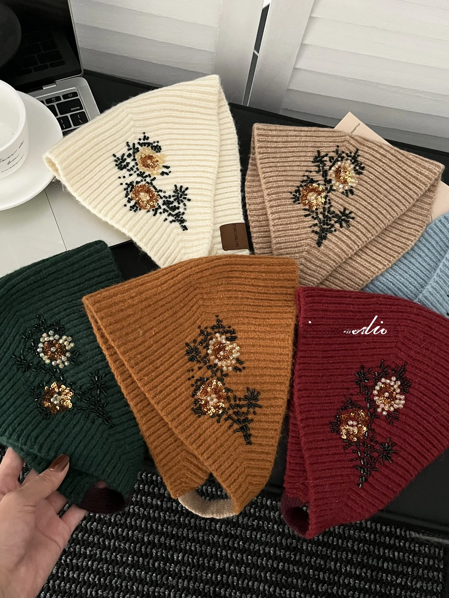 orejeras-tejidas-con-bordado-floral-retro-calidas-y-versatiles-para-mujer-accesorio-elegante-para-el-invierno