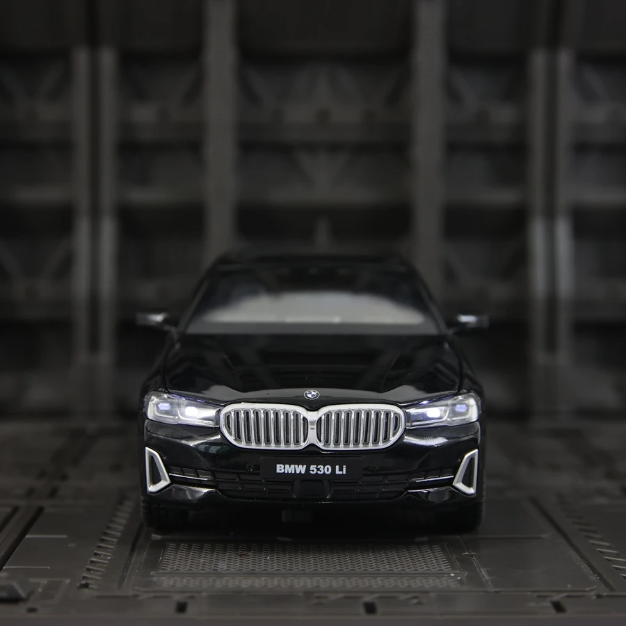 1-24スケールのシミュレーションbmw-530li合金スーパーカーモデル、ドア、エンジンフード、トランクは開閉可能で、細部まで精巧に作り込まれています。