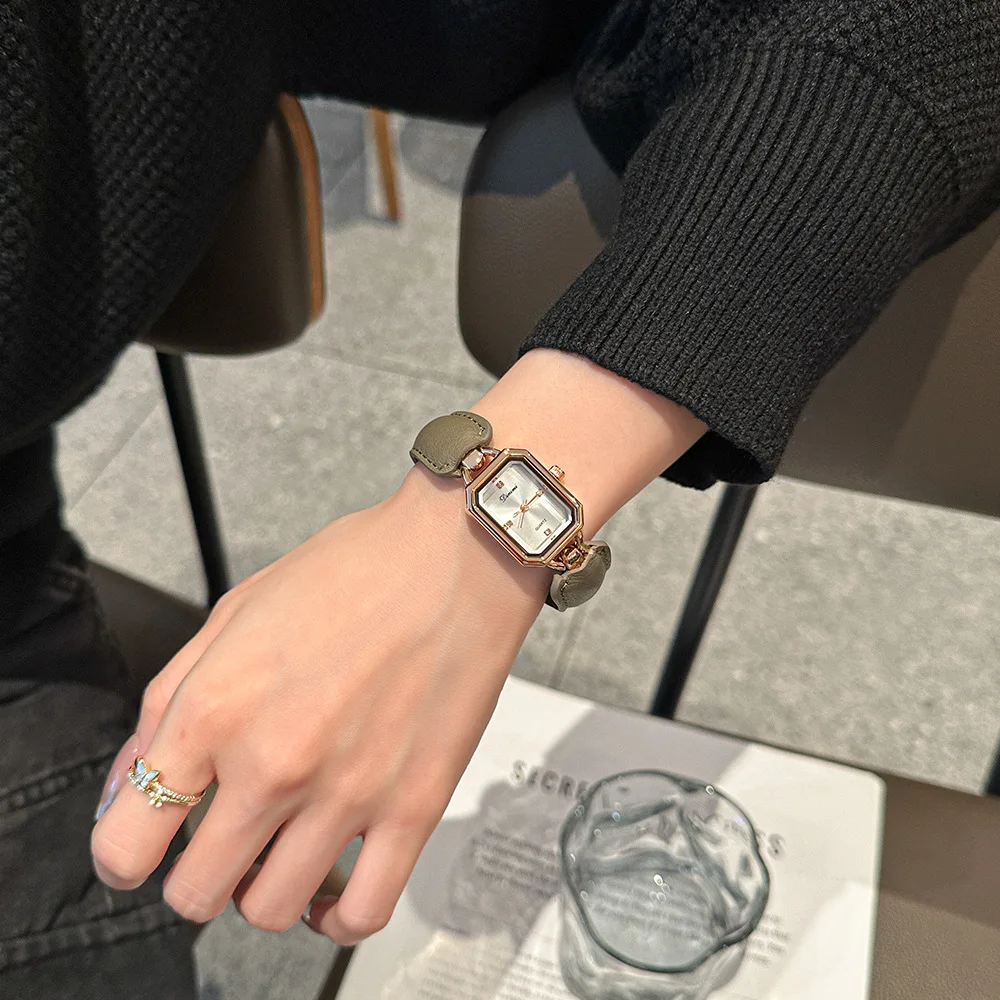 Stylish And Simple Square-Shaped Elegant Gold-Cased Leather Strap Women'S Watch, Vintage-Style High-End Women'S Steel Watch.