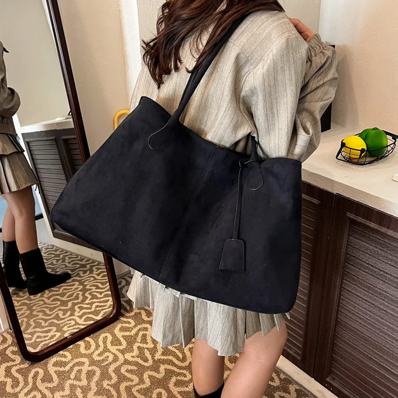 

Женская замшевая сумка на плечо большой вместимости, Зимняя мягкая сумка-тоут 2025 года, роскошные дизайнерские женские брендовые сумки большой вместительности