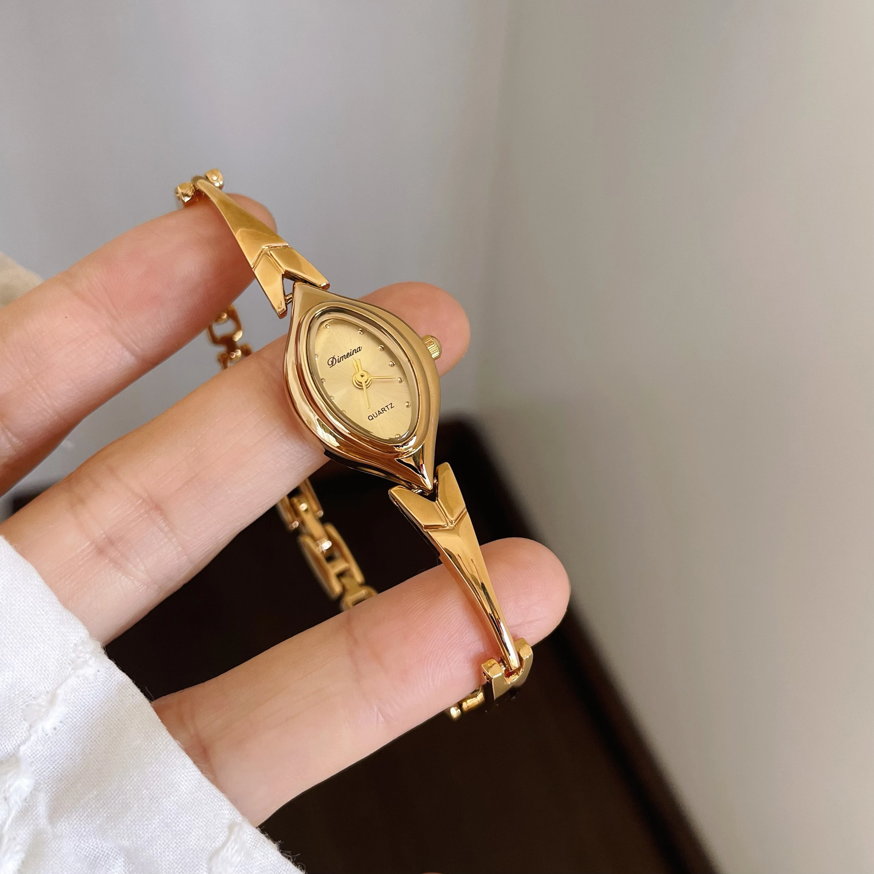2026 Luxury Ladies High-end Watch Bracelet Style Stainless Steel Elegant Personality Niche Gold Quartz Watch Womens Gift